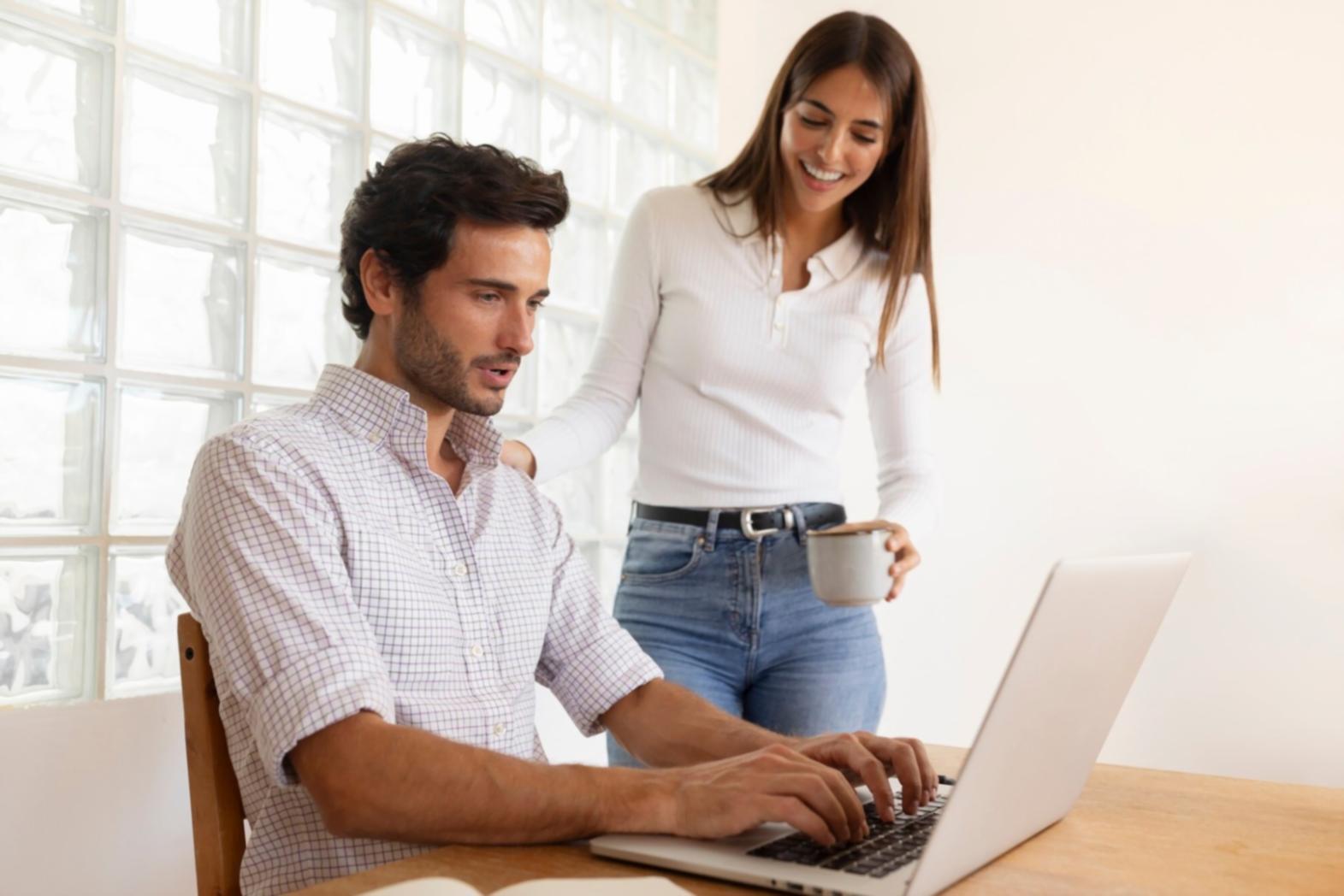 Étudiants internationaux travaillant sur leurs projets entrepreneuriaux